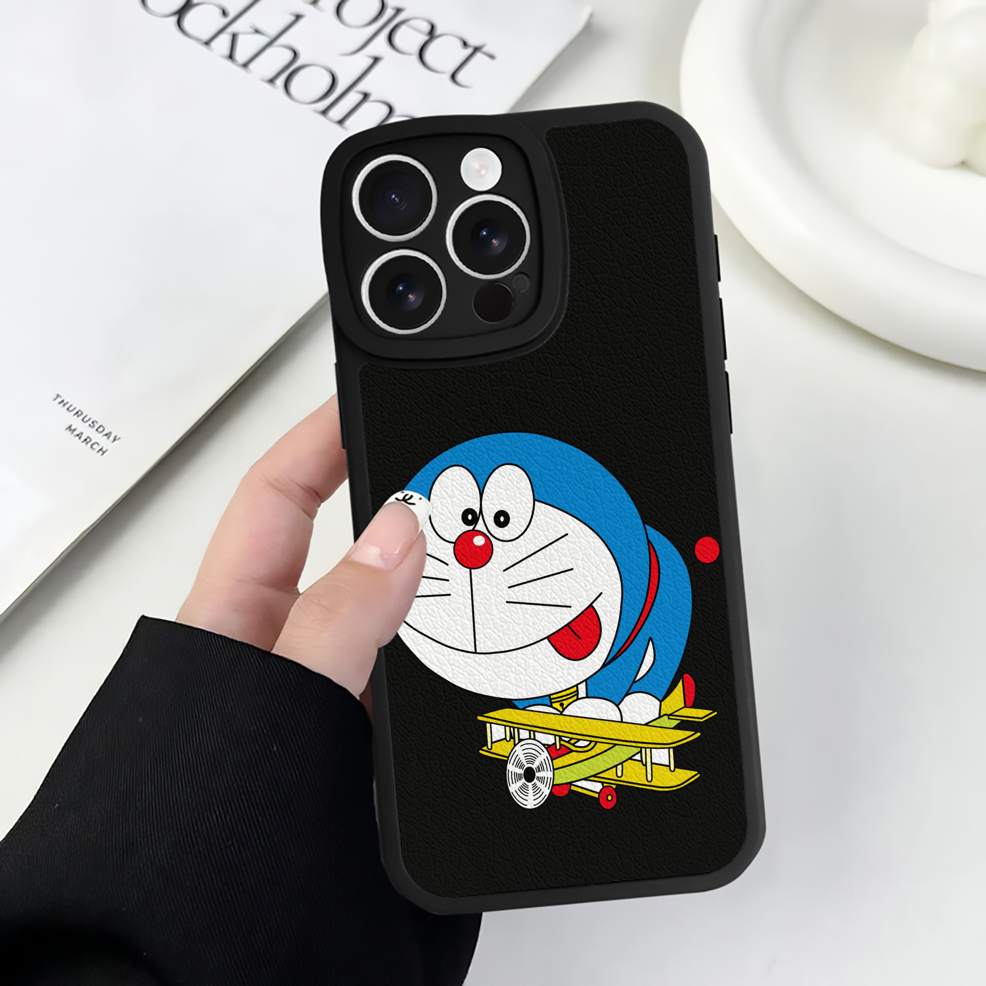 （画像用） ドラえもん Doraemon 【iPhone 16シリーズ対応】シリコンスマホケース（レザー調） 材質：シリコン